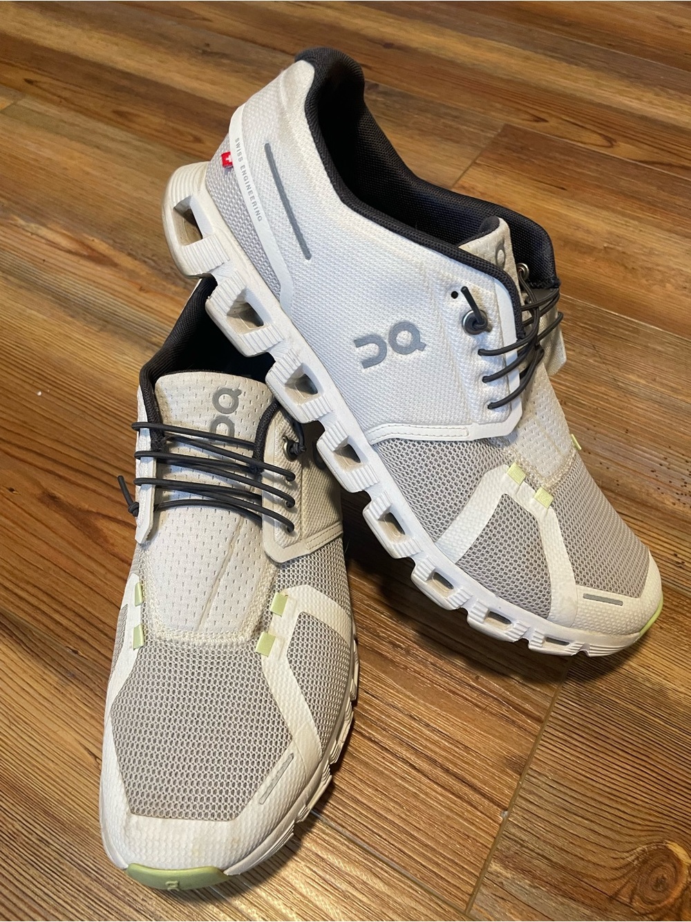 On Running Womens Cloud 6 Sneakers in White and Light Gray Size 11